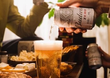 Why Does Budweiser Continue to Captivate Beer Drinkers Worldwide? A Deep Dive into User Experience and Reviews