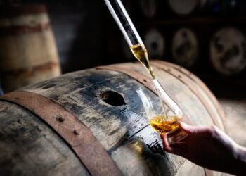 The “Mystery of the Cask”: How Whisky Barrels Influence the Flavor and Color of the Spirit