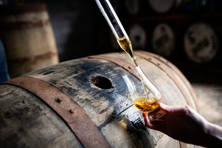The “Mystery of the Cask”: How Whisky Barrels Influence the Flavor and Color of the Spirit