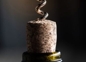 How Does Bottle Closure Control Oxygen Over Time?